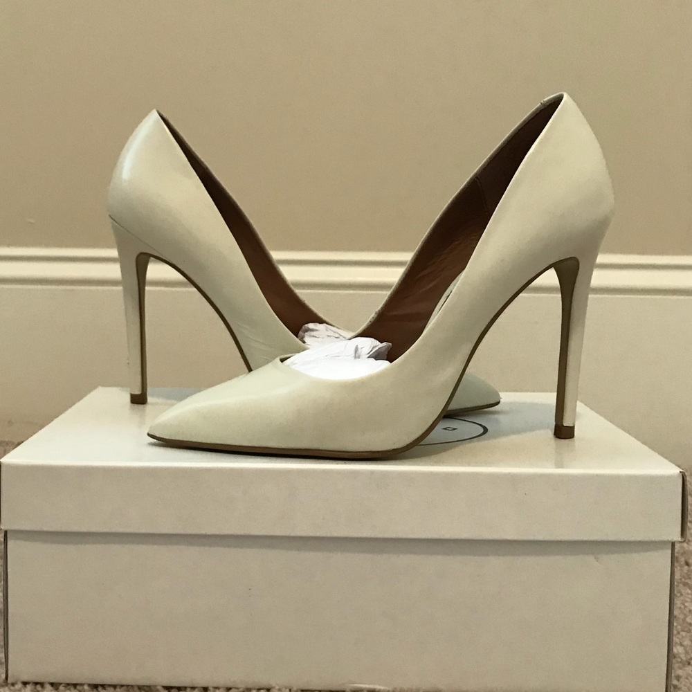 Pre-Owned Steve Madden Proto Pumps!